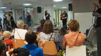 Concert de Beatbox au Centre hospitalier de Cornouaille pour célébrer le début des vacances scolaire...