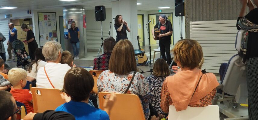 Concert de Beatbox au Centre hospitalier de Cornouaille pour célébrer le début des vacances scolaires
