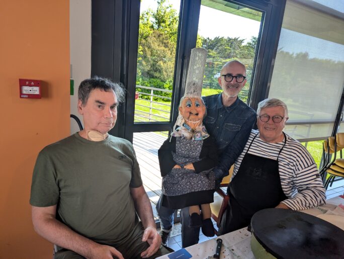 Ventriloquie : Rires et bonne humeur à la résidence Les Brisants